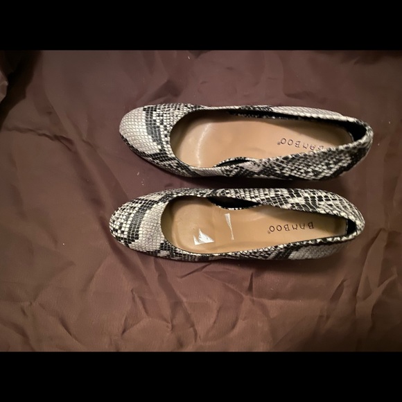 NWOT reptile patterned pumps size 9 - Picture 3 of 5